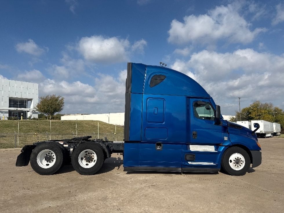 Sleeper Tractor-Heavy Duty Tractors-Freightliner-2021-T12664ST-Grand Prairie-TX-595,673\n\t\tmiles-$ 58,750 - Image 8