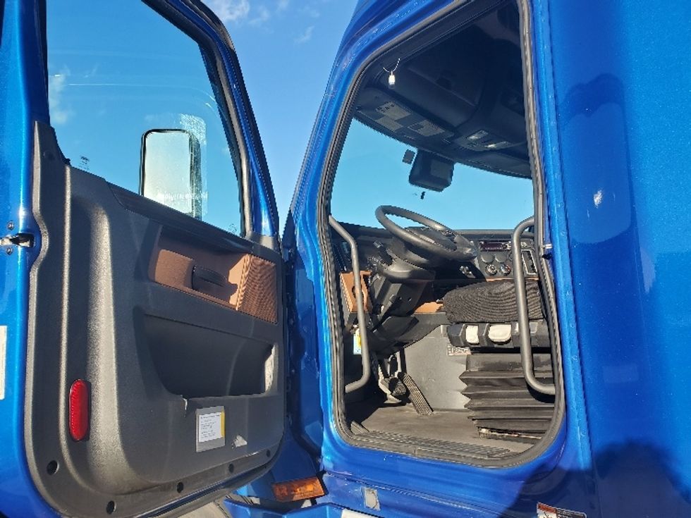 Sleeper Tractor-Heavy Duty Tractors-Freightliner-2021-T12664ST-Grand Prairie-TX-595,673\n\t\tmiles-$ 58,750 - Image 9