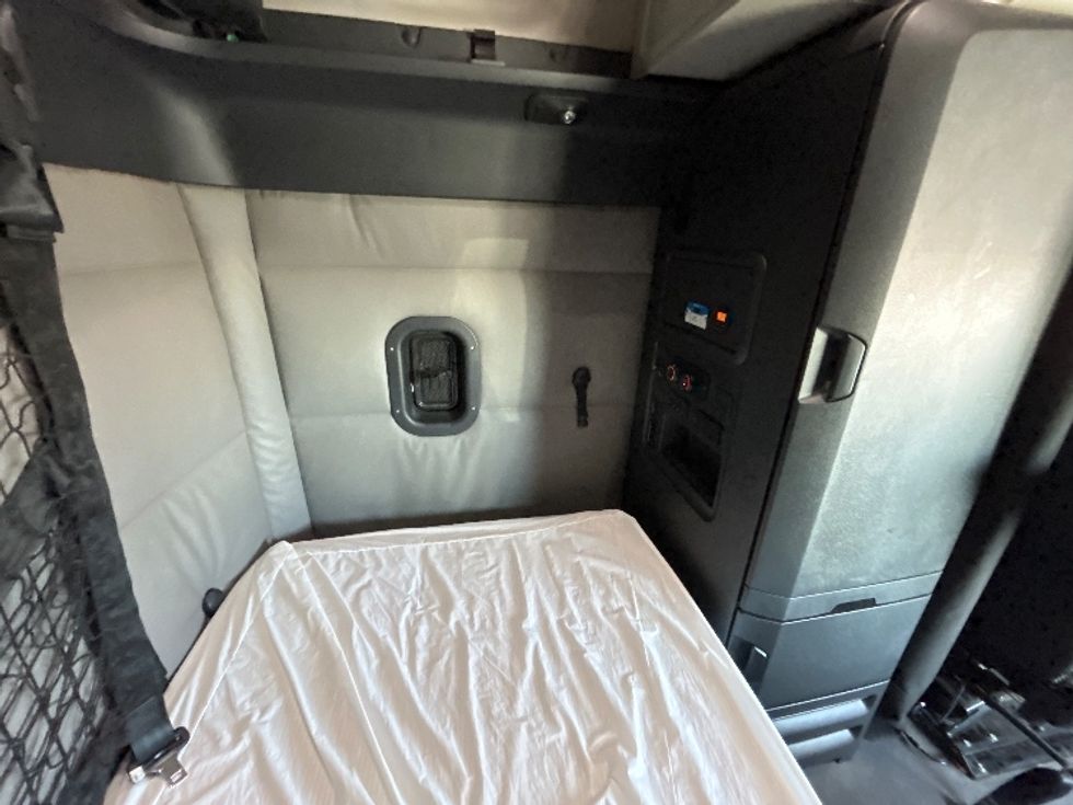 Sleeper Tractor-Heavy Duty Tractors-Freightliner-2021-T12664ST-Greeley-CO-531,749\n\t\tmiles-$ 67,750 - Image 17