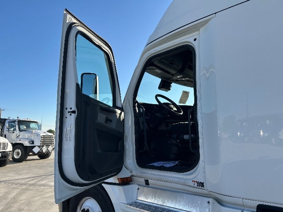 Sleeper Tractor-Heavy Duty Tractors-Freightliner-2021-T12664ST-Greeley-CO-531,749\n\t\tmiles-$ 67,750 - Image 9