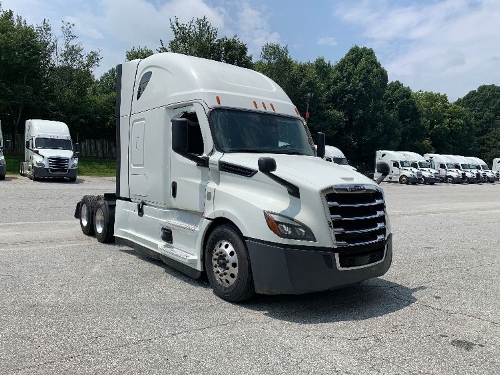 Sleeper Tractor-Heavy Duty Tractors-Freightliner-2021-T12664ST-Greensboro-NC-285,470\n\t\tmiles-$ 83,000 - Image 1