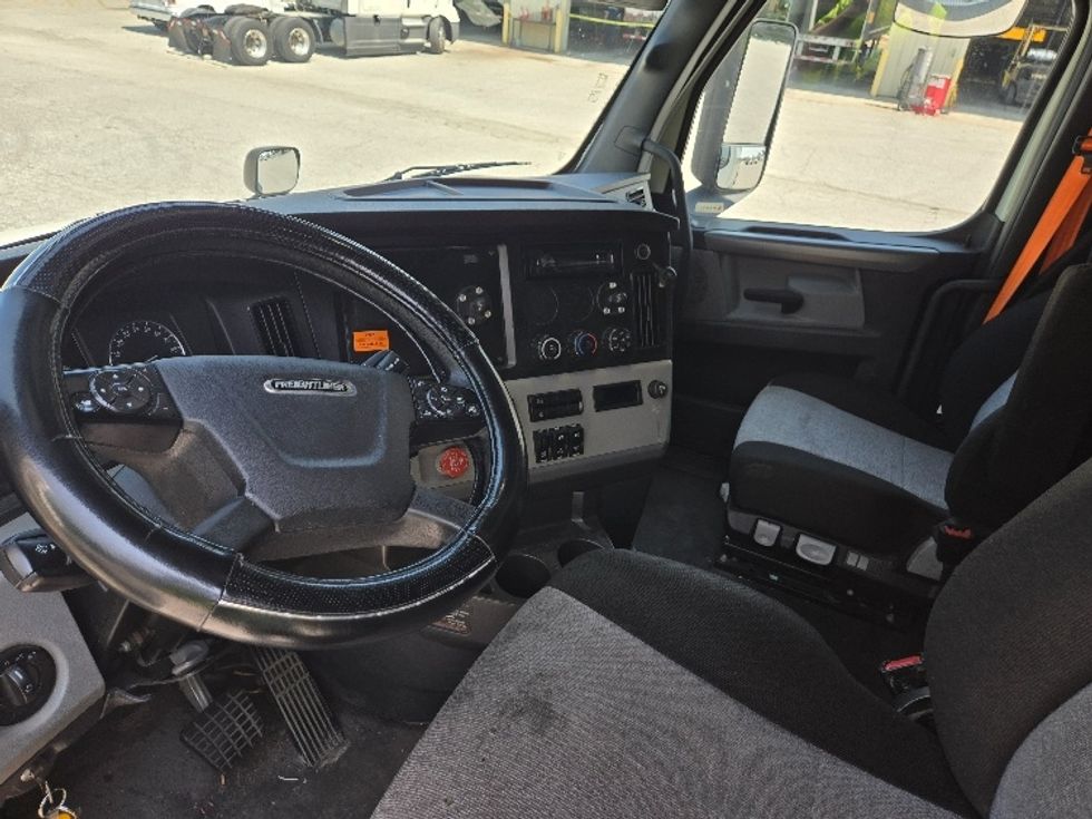 Sleeper Tractor-Heavy Duty Tractors-Freightliner-2021-T12664ST-Greensboro-NC-285,470\n\t\tmiles-$ 83,000 - Image 10