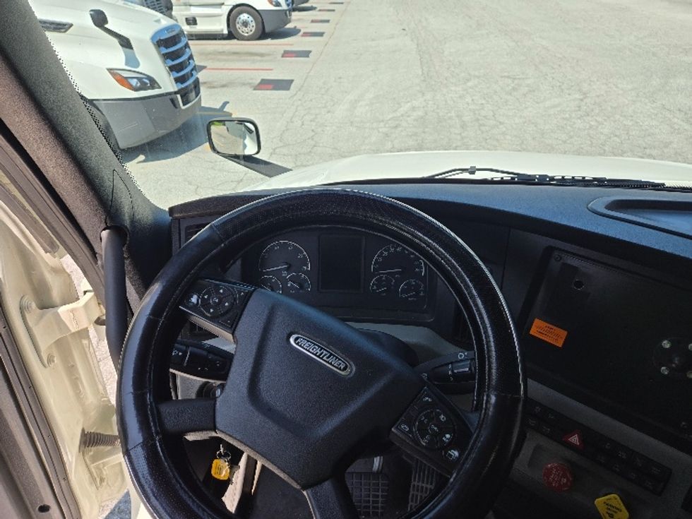 Sleeper Tractor-Heavy Duty Tractors-Freightliner-2021-T12664ST-Greensboro-NC-285,470\n\t\tmiles-$ 83,000 - Image 11