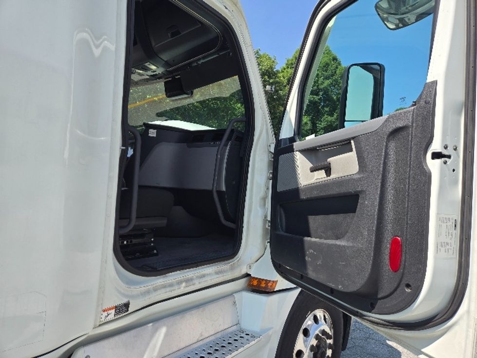 Sleeper Tractor-Heavy Duty Tractors-Freightliner-2021-T12664ST-Greensboro-NC-285,470\n\t\tmiles-$ 83,000 - Image 13