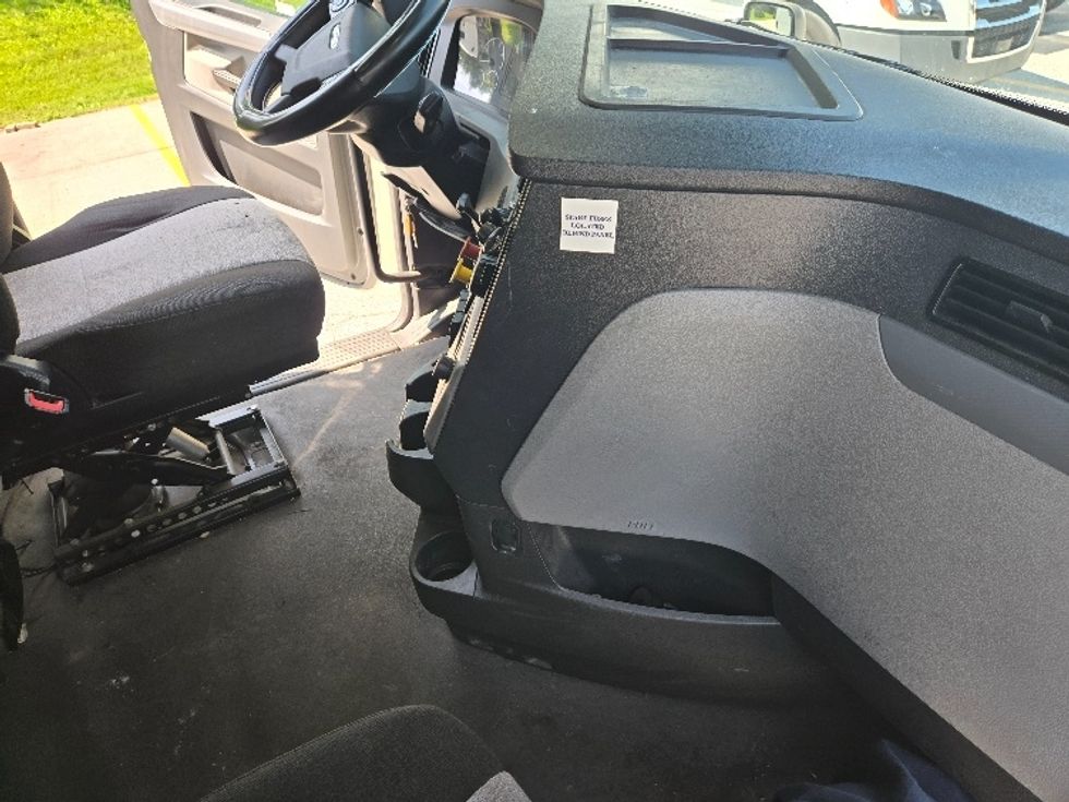 Sleeper Tractor-Heavy Duty Tractors-Freightliner-2021-T12664ST-Greensboro-NC-285,470\n\t\tmiles-$ 83,000 - Image 15