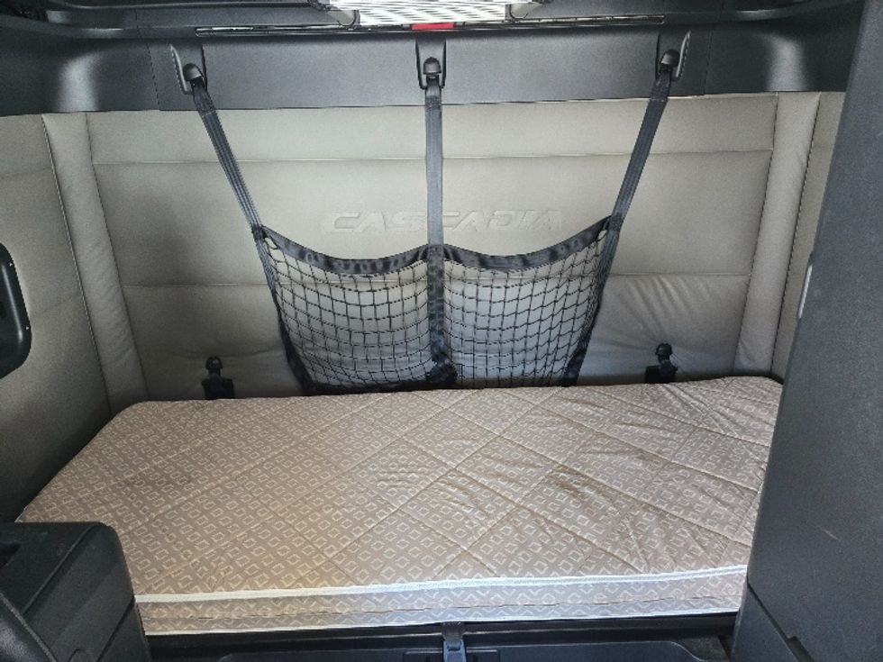 Sleeper Tractor-Heavy Duty Tractors-Freightliner-2021-T12664ST-Greensboro-NC-285,470\n\t\tmiles-$ 83,000 - Image 16