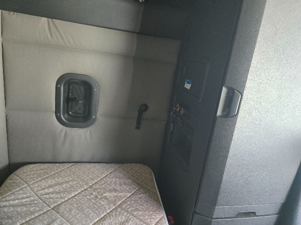 Sleeper Tractor-Heavy Duty Tractors-Freightliner-2021-T12664ST-Greensboro-NC-285,470\n\t\tmiles-$ 83,000 - Image 17