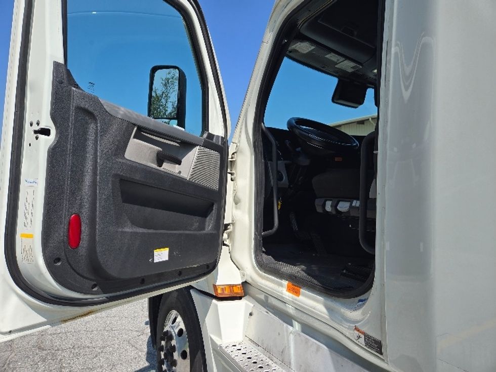 Sleeper Tractor-Heavy Duty Tractors-Freightliner-2021-T12664ST-Greensboro-NC-285,470\n\t\tmiles-$ 83,000 - Image 9