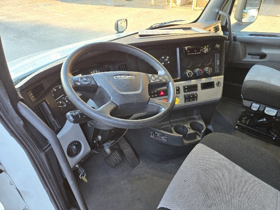 Sleeper Tractor-Heavy Duty Tractors-Freightliner-2021-T12664ST-Greensboro-NC-310,310\n\t\tmiles-$ 80,750 - Image 10