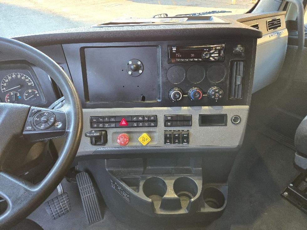 Sleeper Tractor-Heavy Duty Tractors-Freightliner-2021-T12664ST-Greensboro-NC-310,310\n\t\tmiles-$ 80,750 - Image 12