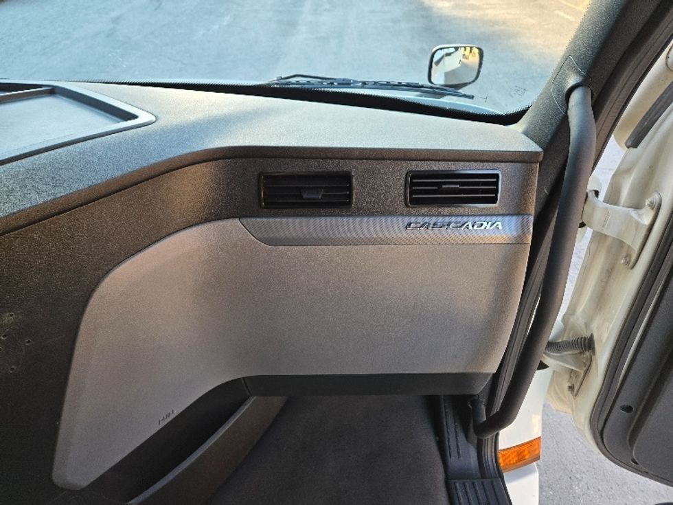 Sleeper Tractor-Heavy Duty Tractors-Freightliner-2021-T12664ST-Greensboro-NC-310,310\n\t\tmiles-$ 80,750 - Image 14