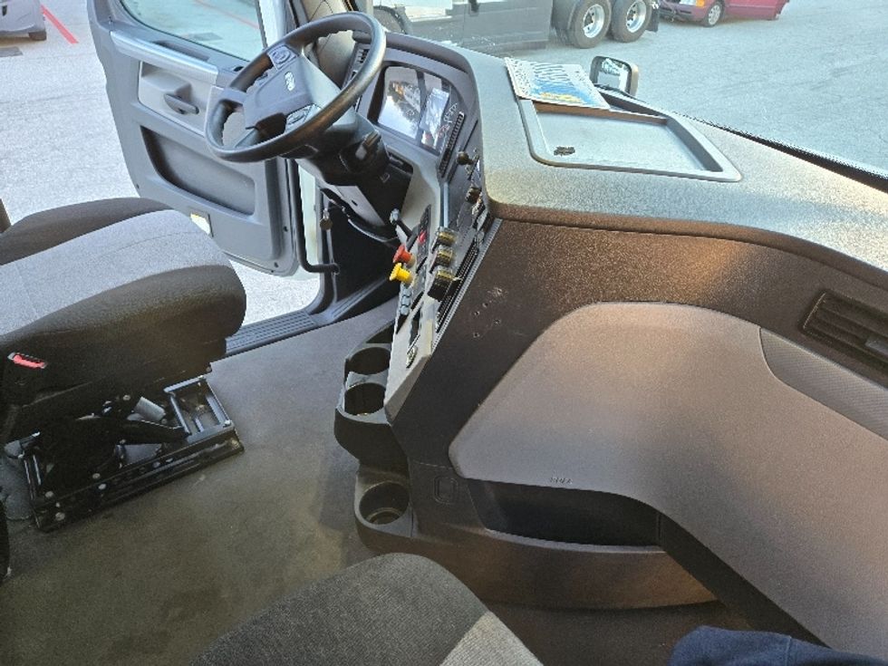 Sleeper Tractor-Heavy Duty Tractors-Freightliner-2021-T12664ST-Greensboro-NC-310,310\n\t\tmiles-$ 80,750 - Image 15