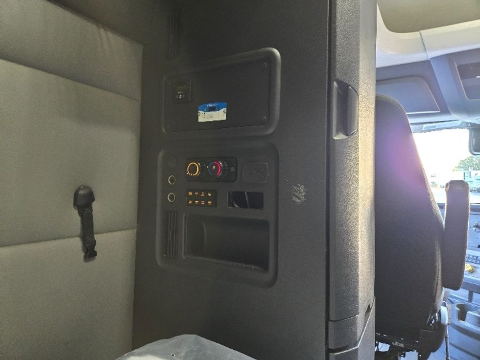 Sleeper Tractor-Heavy Duty Tractors-Freightliner-2021-T12664ST-Greensboro-NC-310,310\n\t\tmiles-$ 80,750 - Image 18