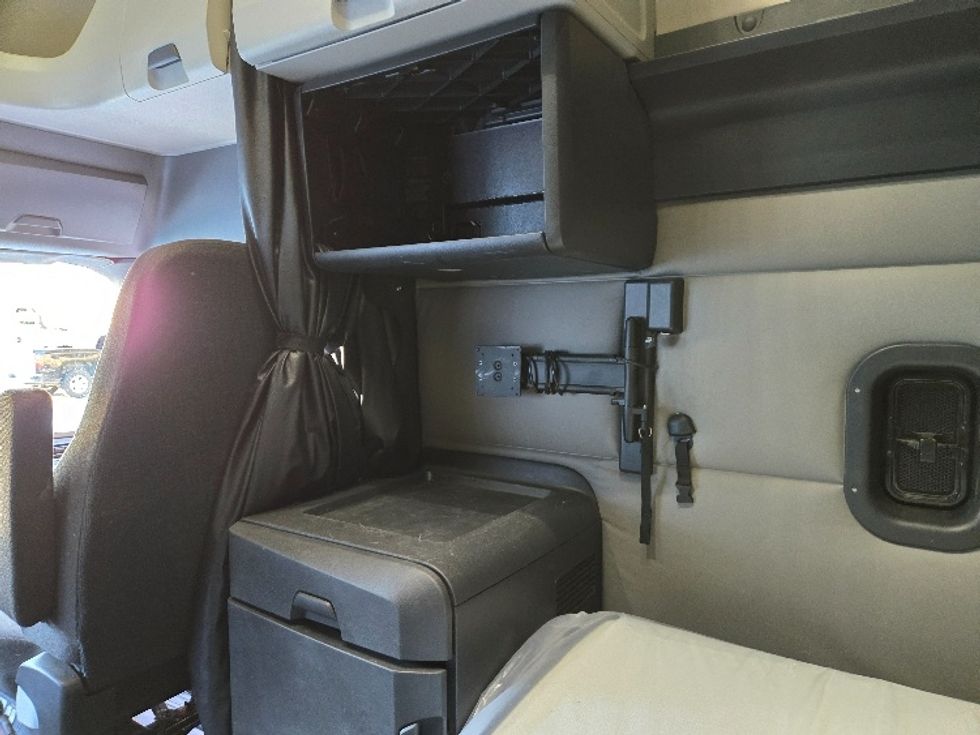 Sleeper Tractor-Heavy Duty Tractors-Freightliner-2021-T12664ST-Greensboro-NC-310,310\n\t\tmiles-$ 80,750 - Image 19