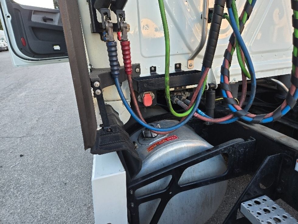 Sleeper Tractor-Heavy Duty Tractors-Freightliner-2021-T12664ST-Greensboro-NC-310,310\n\t\tmiles-$ 80,750 - Image 23