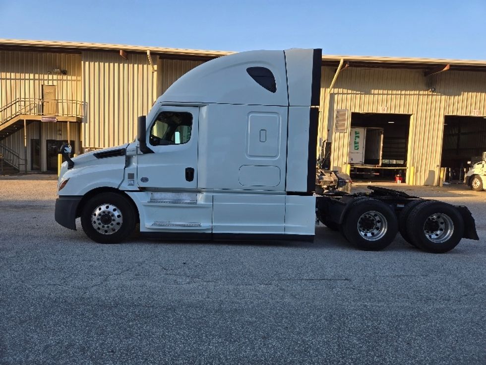 Sleeper Tractor-Heavy Duty Tractors-Freightliner-2021-T12664ST-Greensboro-NC-310,310\n\t\tmiles-$ 80,750 - Image 4