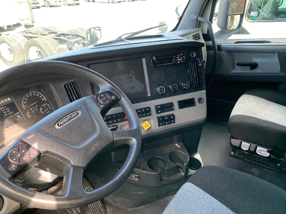Sleeper Tractor-Heavy Duty Tractors-Freightliner-2021-T12664ST-Greensboro-NC-322,179\n\t\tmiles-$ 74,750 - Image 10