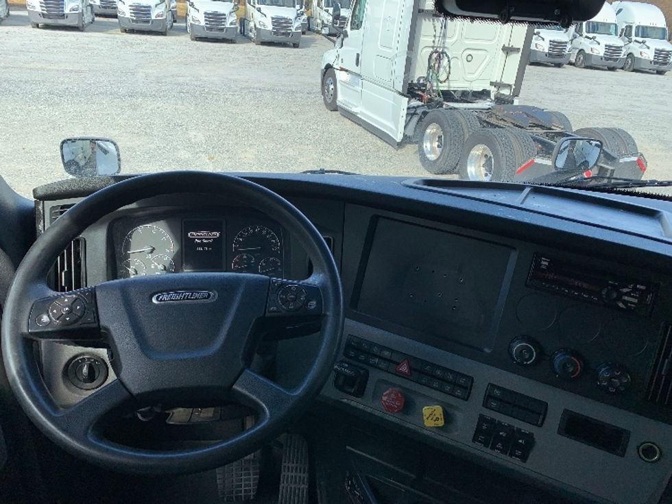 Sleeper Tractor-Heavy Duty Tractors-Freightliner-2021-T12664ST-Greensboro-NC-322,179\n\t\tmiles-$ 74,750 - Image 11