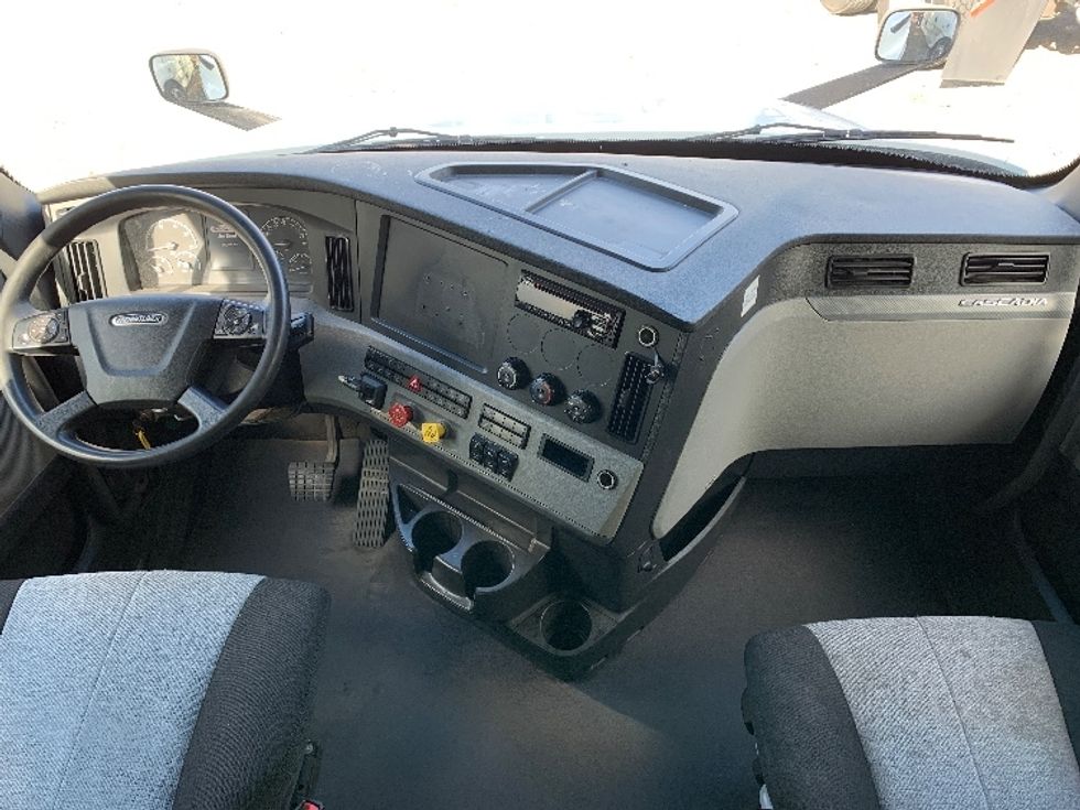 Sleeper Tractor-Heavy Duty Tractors-Freightliner-2021-T12664ST-Greensboro-NC-322,179\n\t\tmiles-$ 74,750 - Image 12