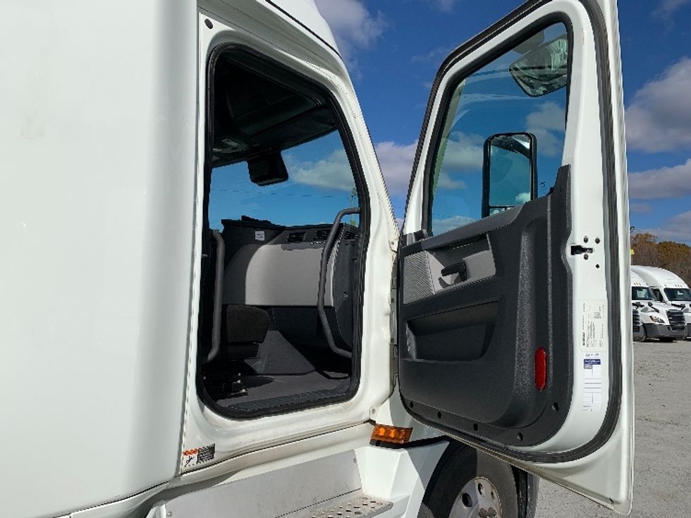 Sleeper Tractor-Heavy Duty Tractors-Freightliner-2021-T12664ST-Greensboro-NC-322,179\n\t\tmiles-$ 74,750 - Image 13