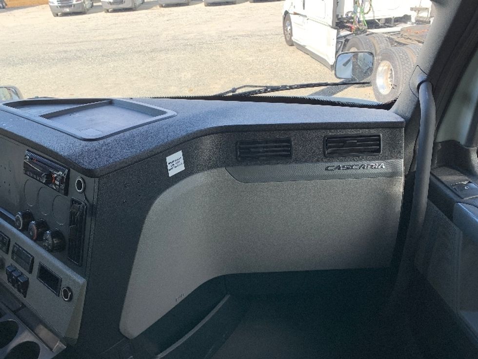 Sleeper Tractor-Heavy Duty Tractors-Freightliner-2021-T12664ST-Greensboro-NC-322,179\n\t\tmiles-$ 74,750 - Image 14