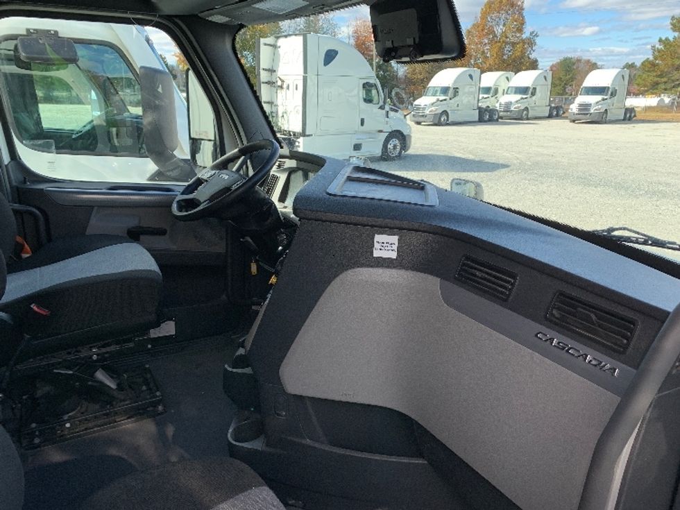 Sleeper Tractor-Heavy Duty Tractors-Freightliner-2021-T12664ST-Greensboro-NC-322,179\n\t\tmiles-$ 74,750 - Image 15