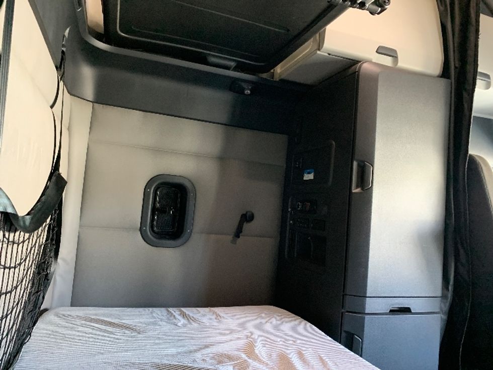 Sleeper Tractor-Heavy Duty Tractors-Freightliner-2021-T12664ST-Greensboro-NC-322,179\n\t\tmiles-$ 74,750 - Image 18