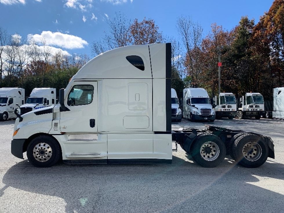 Sleeper Tractor-Heavy Duty Tractors-Freightliner-2021-T12664ST-Greensboro-NC-322,179\n\t\tmiles-$ 74,750 - Image 4