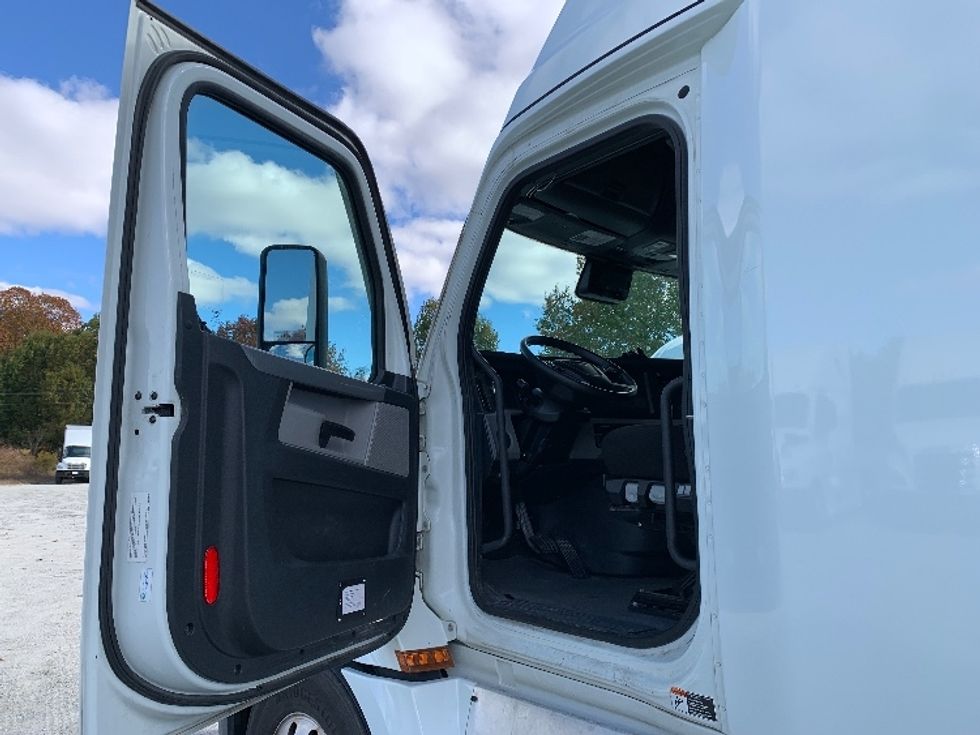 Sleeper Tractor-Heavy Duty Tractors-Freightliner-2021-T12664ST-Greensboro-NC-322,179\n\t\tmiles-$ 74,750 - Image 9