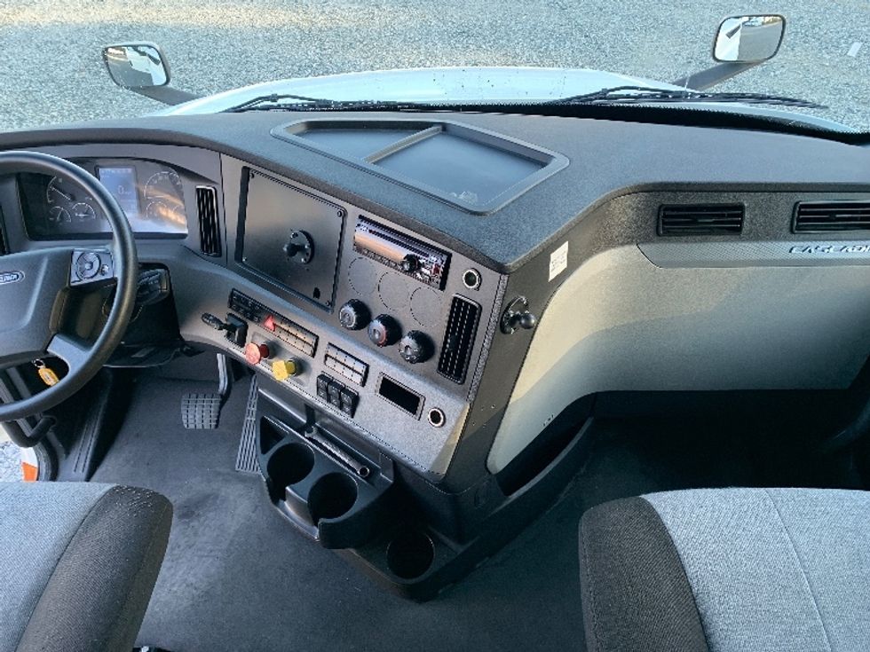 Sleeper Tractor-Heavy Duty Tractors-Freightliner-2021-T12664ST-Greensboro-NC-335,580\n\t\tmiles-$ 86,000 - Image 12