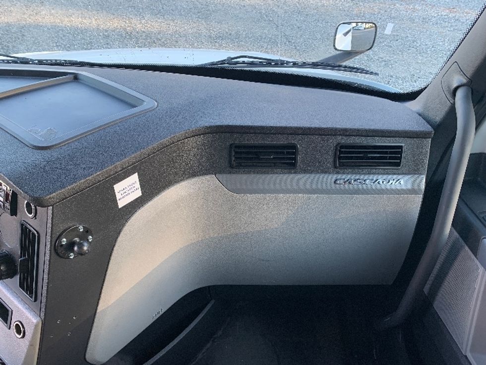 Sleeper Tractor-Heavy Duty Tractors-Freightliner-2021-T12664ST-Greensboro-NC-335,580\n\t\tmiles-$ 86,000 - Image 13