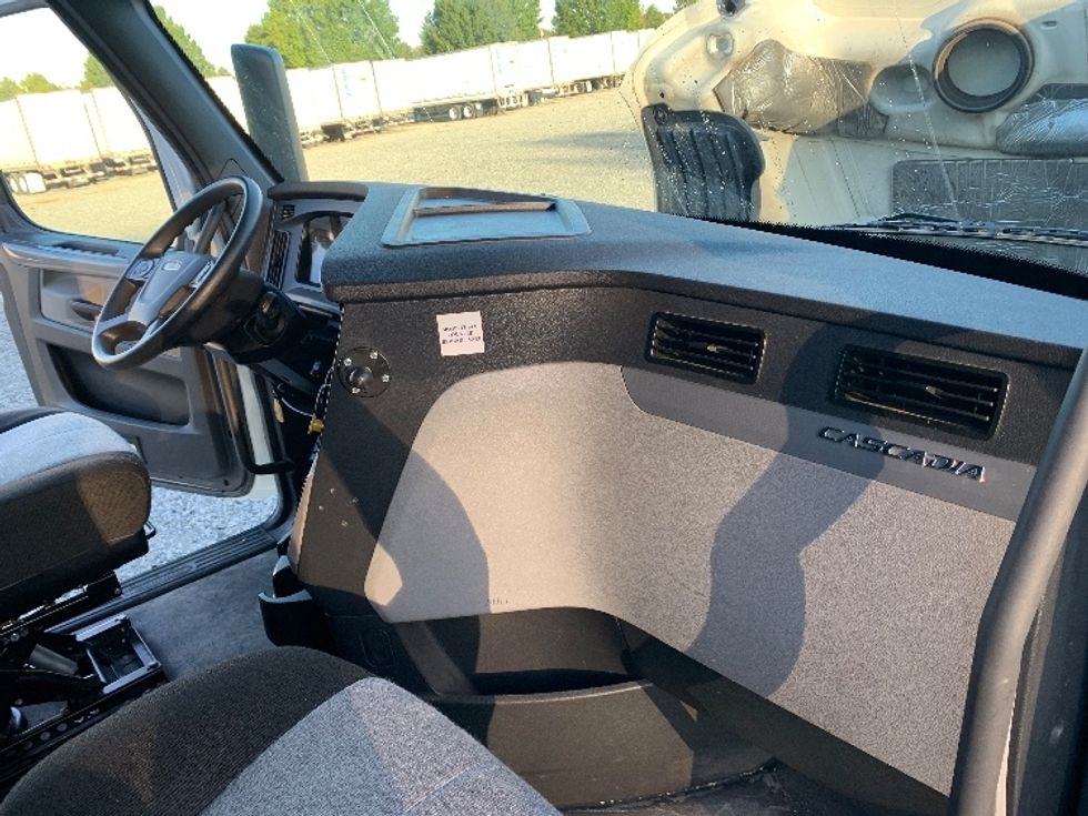 Sleeper Tractor-Heavy Duty Tractors-Freightliner-2021-T12664ST-Greensboro-NC-335,580\n\t\tmiles-$ 86,000 - Image 14