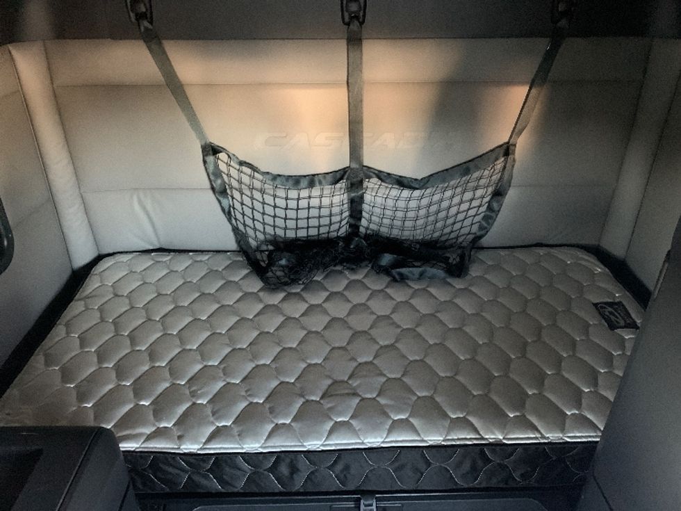 Sleeper Tractor-Heavy Duty Tractors-Freightliner-2021-T12664ST-Greensboro-NC-335,580\n\t\tmiles-$ 86,000 - Image 15