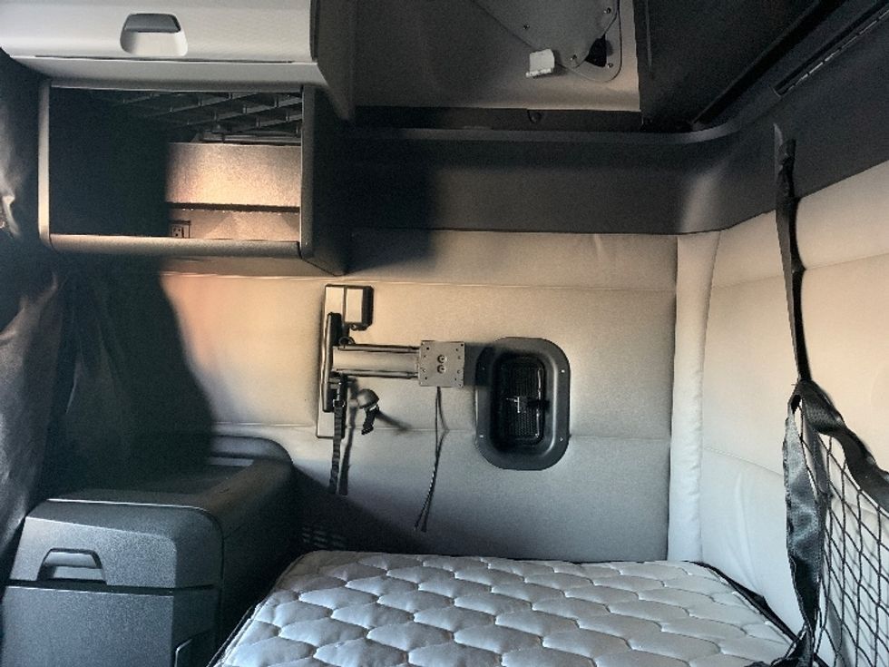 Sleeper Tractor-Heavy Duty Tractors-Freightliner-2021-T12664ST-Greensboro-NC-335,580\n\t\tmiles-$ 86,000 - Image 17