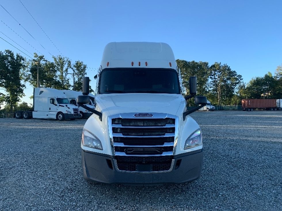 2021 Freightliner Cascadia 126" Sleeper Cab photo 2