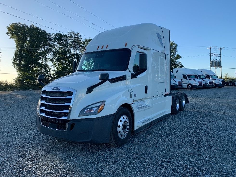 2021 Freightliner Cascadia 126" Sleeper Cab photo 3