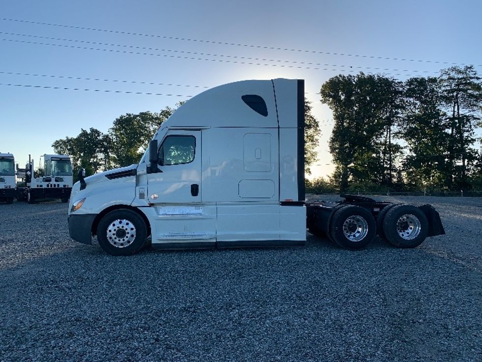 2021 Freightliner Cascadia 126" Sleeper Cab photo 4