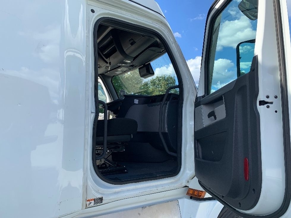 Sleeper Tractor-Heavy Duty Tractors-Freightliner-2021-T12664ST-Greensboro-NC-356,241\n\t\tmiles-$ 79,000 - Image 13