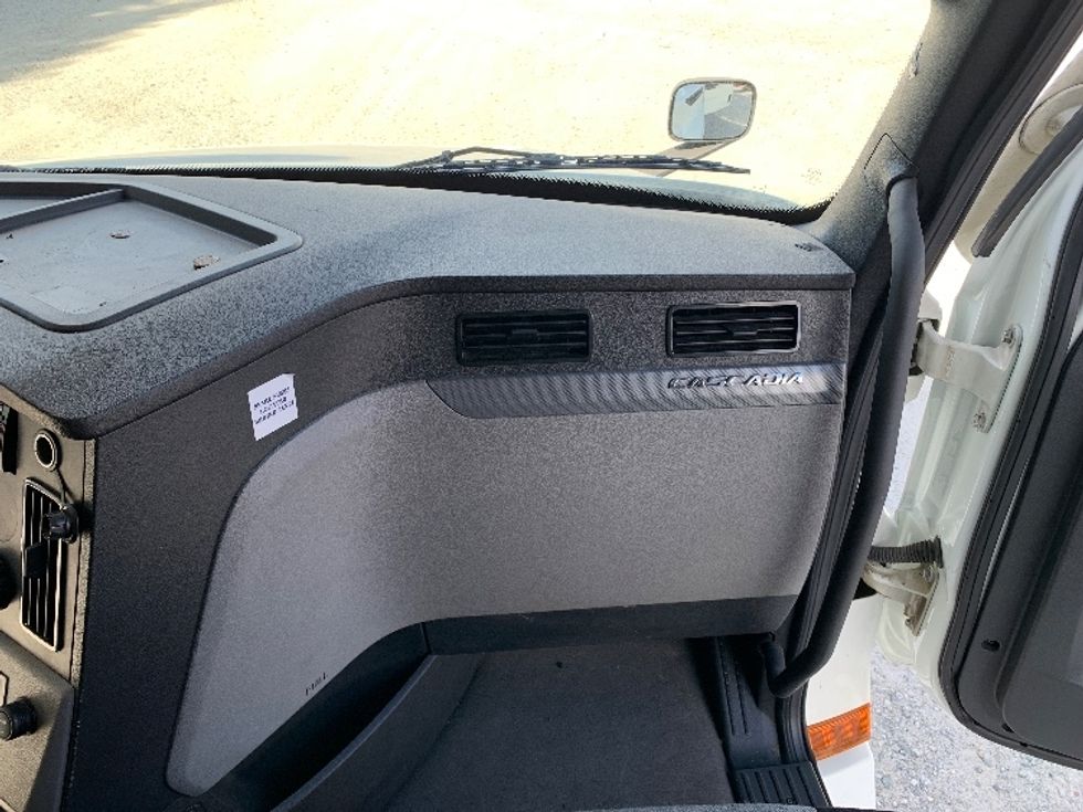 Sleeper Tractor-Heavy Duty Tractors-Freightliner-2021-T12664ST-Greensboro-NC-356,241\n\t\tmiles-$ 79,000 - Image 14