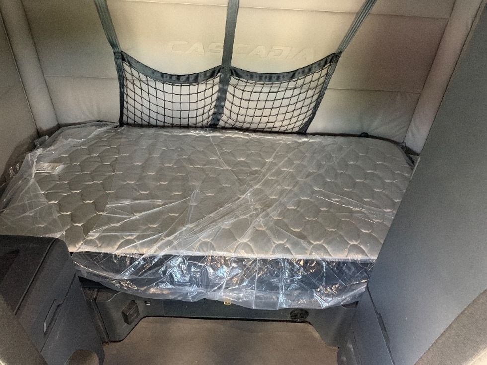 Sleeper Tractor-Heavy Duty Tractors-Freightliner-2021-T12664ST-Greensboro-NC-356,241\n\t\tmiles-$ 79,000 - Image 16