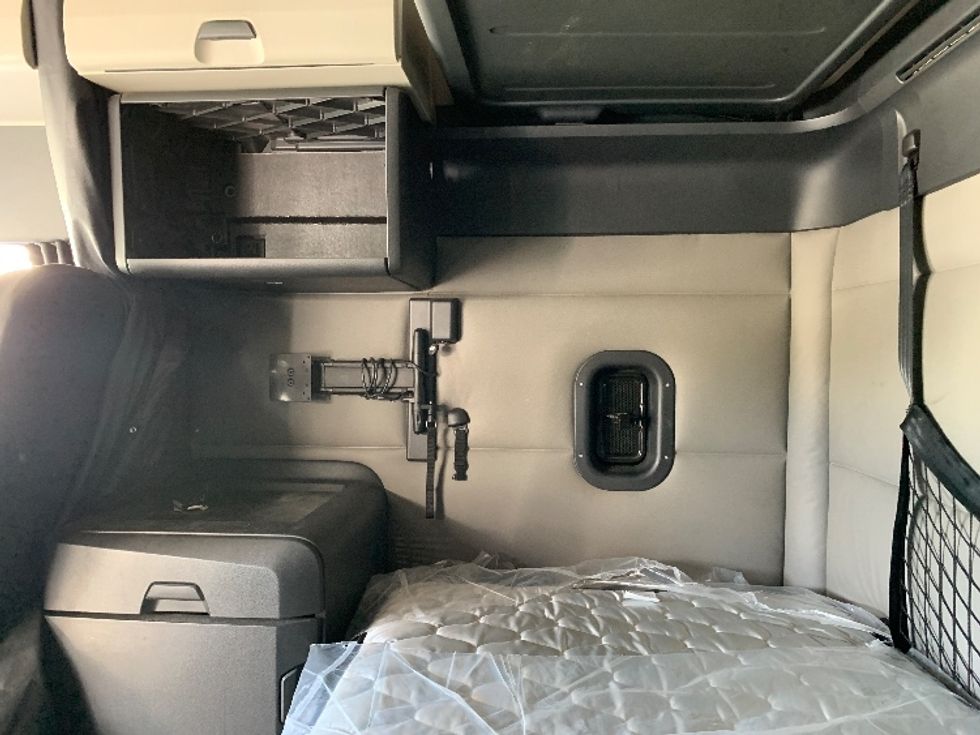 Sleeper Tractor-Heavy Duty Tractors-Freightliner-2021-T12664ST-Greensboro-NC-356,241\n\t\tmiles-$ 79,000 - Image 18