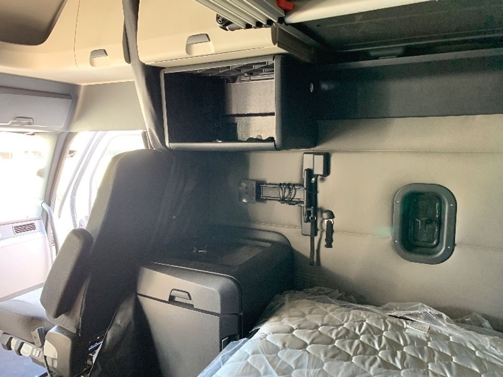 Sleeper Tractor-Heavy Duty Tractors-Freightliner-2021-T12664ST-Greensboro-NC-356,241\n\t\tmiles-$ 79,000 - Image 19