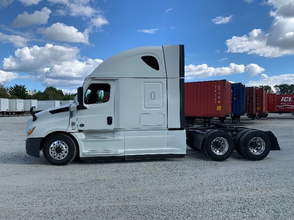 Sleeper Tractor-Heavy Duty Tractors-Freightliner-2021-T12664ST-Greensboro-NC-356,241\n\t\tmiles-$ 79,000 - Image 4