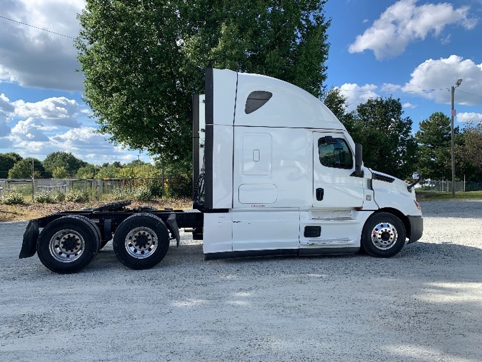 Sleeper Tractor-Heavy Duty Tractors-Freightliner-2021-T12664ST-Greensboro-NC-356,241\n\t\tmiles-$ 79,000 - Image 8