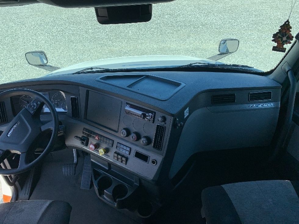 Sleeper Tractor-Heavy Duty Tractors-Freightliner-2021-T12664ST-Greensboro-NC-357,831\n\t\tmiles-$ 79,000 - Image 12