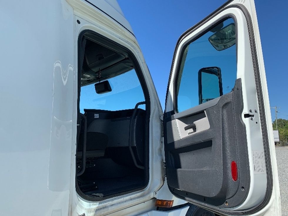 Sleeper Tractor-Heavy Duty Tractors-Freightliner-2021-T12664ST-Greensboro-NC-357,831\n\t\tmiles-$ 79,000 - Image 13