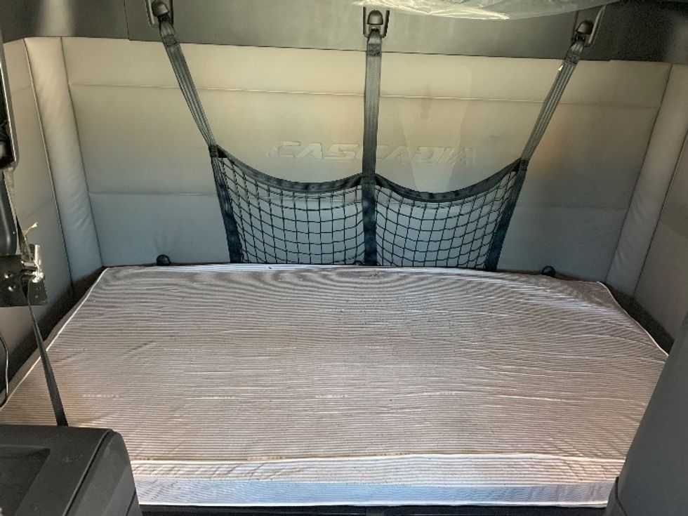 Sleeper Tractor-Heavy Duty Tractors-Freightliner-2021-T12664ST-Greensboro-NC-357,831\n\t\tmiles-$ 79,000 - Image 16