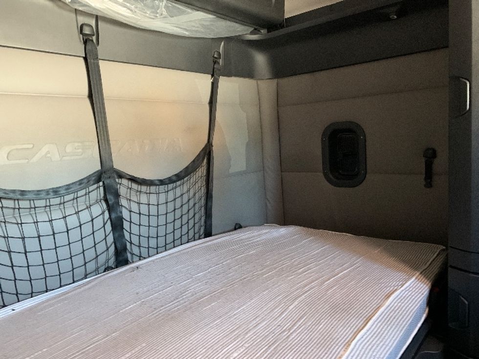 Sleeper Tractor-Heavy Duty Tractors-Freightliner-2021-T12664ST-Greensboro-NC-357,831\n\t\tmiles-$ 79,000 - Image 17