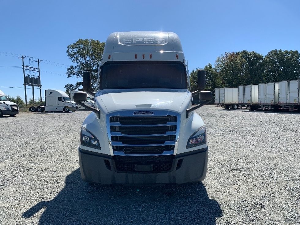 Sleeper Tractor-Heavy Duty Tractors-Freightliner-2021-T12664ST-Greensboro-NC-357,831\n\t\tmiles-$ 79,000 - Image 2