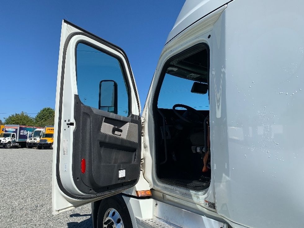 Sleeper Tractor-Heavy Duty Tractors-Freightliner-2021-T12664ST-Greensboro-NC-357,831\n\t\tmiles-$ 79,000 - Image 9